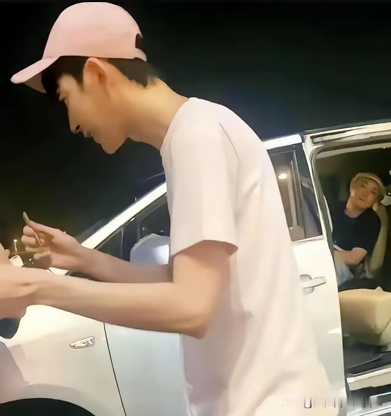 见过这么脸皮厚的经纪人吗？
自己的艺人小于还在给粉丝签名，他却提前上车，坐得稳稳