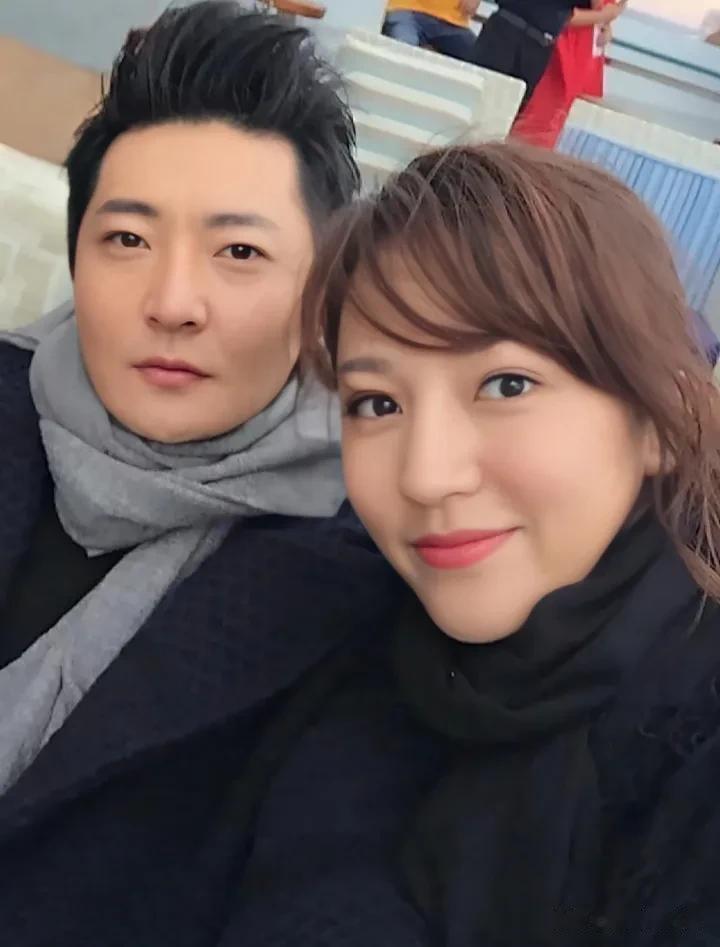 郭京飞老婆鲍莉好漂亮呀！我觉得比姐姐好看#郭京飞# #明星夫妻#