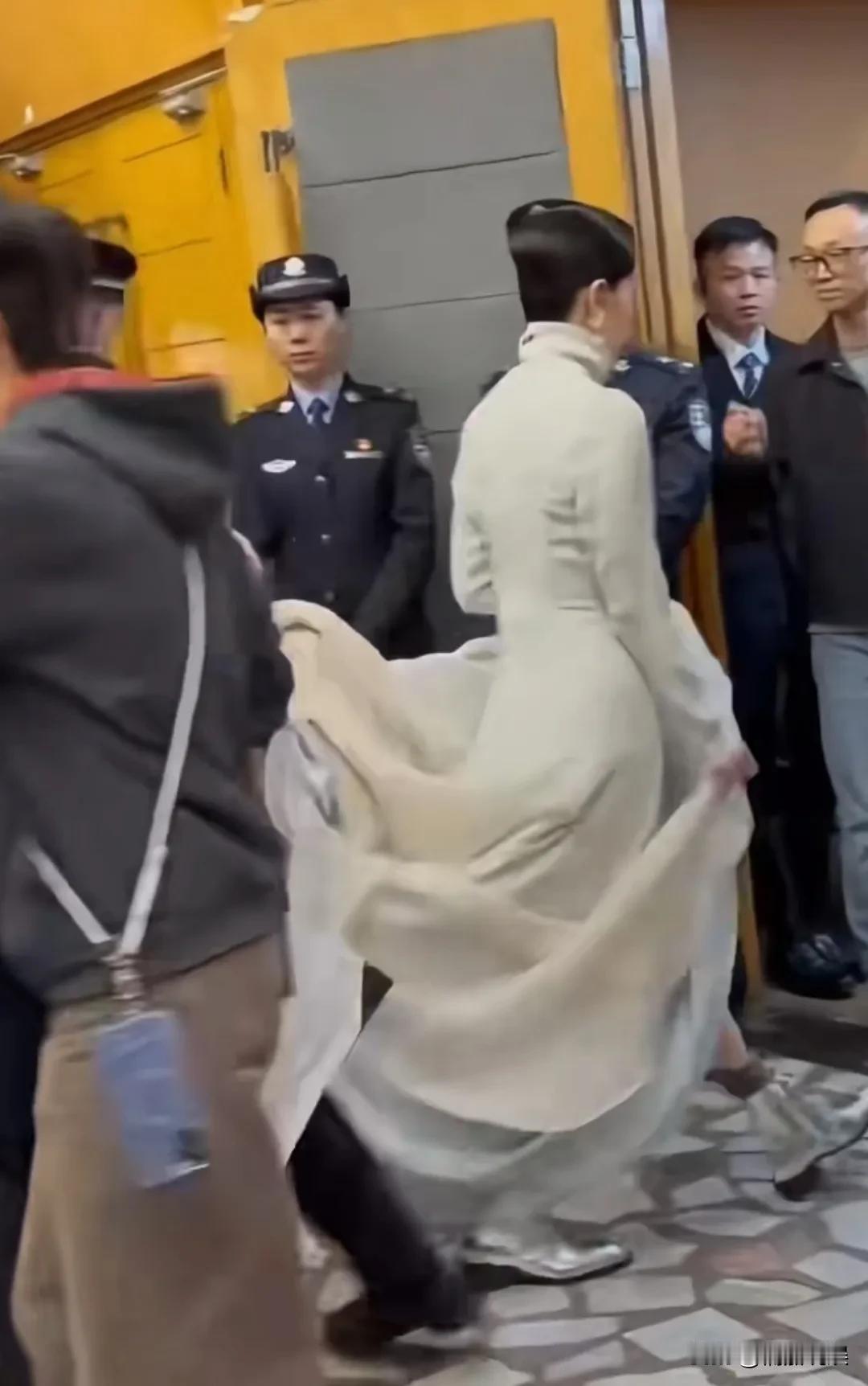 “千呼万唤始出来”，她终于出现在春晚彩排了，期待啊！
天后王菲，在深夜现身央视大