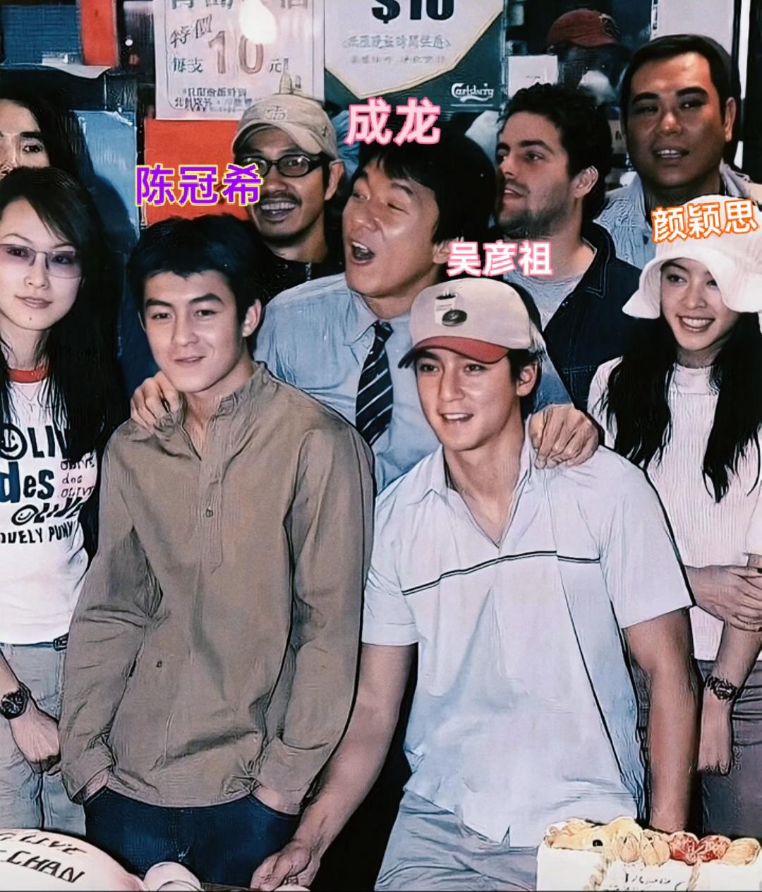 一张来自千禧年的旧各合照
还得是香港的明星接地气
特价十元的嘉士伯啤酒，生日蛋糕