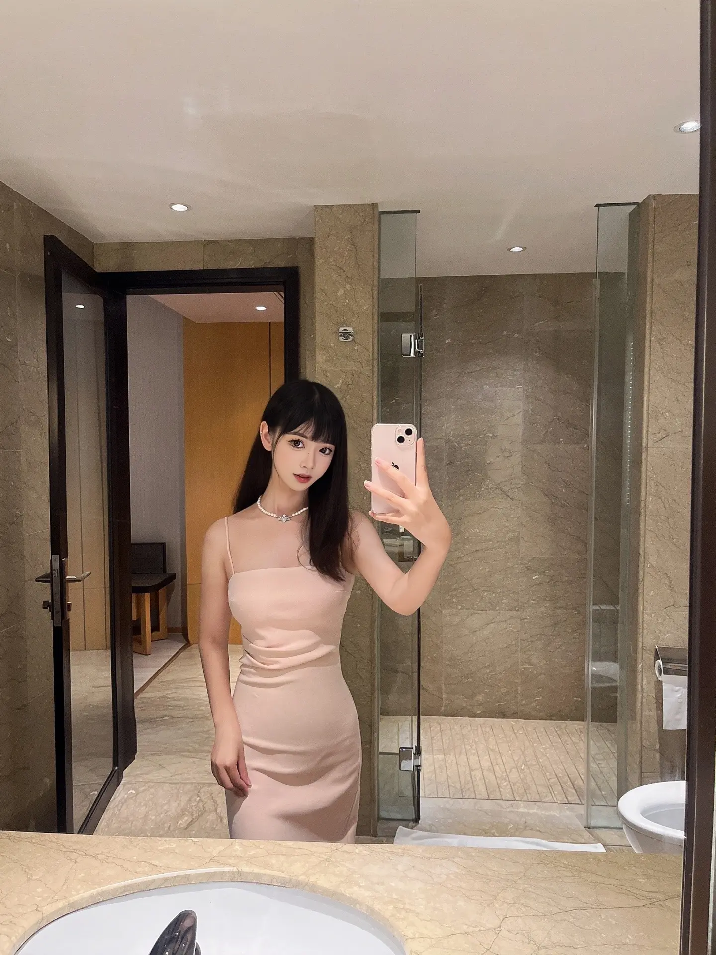 女人就应该风情万种，喝不同的酒，喜欢不同的人，最后不爱任何人