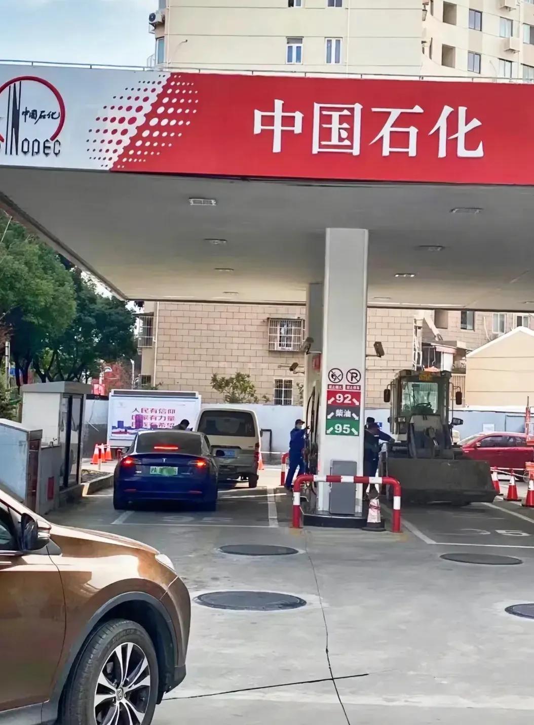 没搞错吧…
特斯拉也混合动力了么？[泪奔][泪奔]#如何评价特斯拉# #特斯拉强