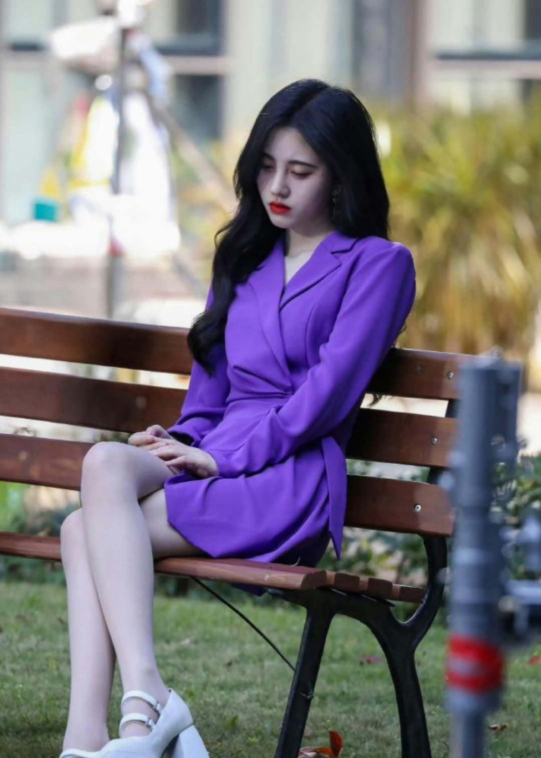 鞠婧祎紫裙丝袜造型，这双长腿又白又细 