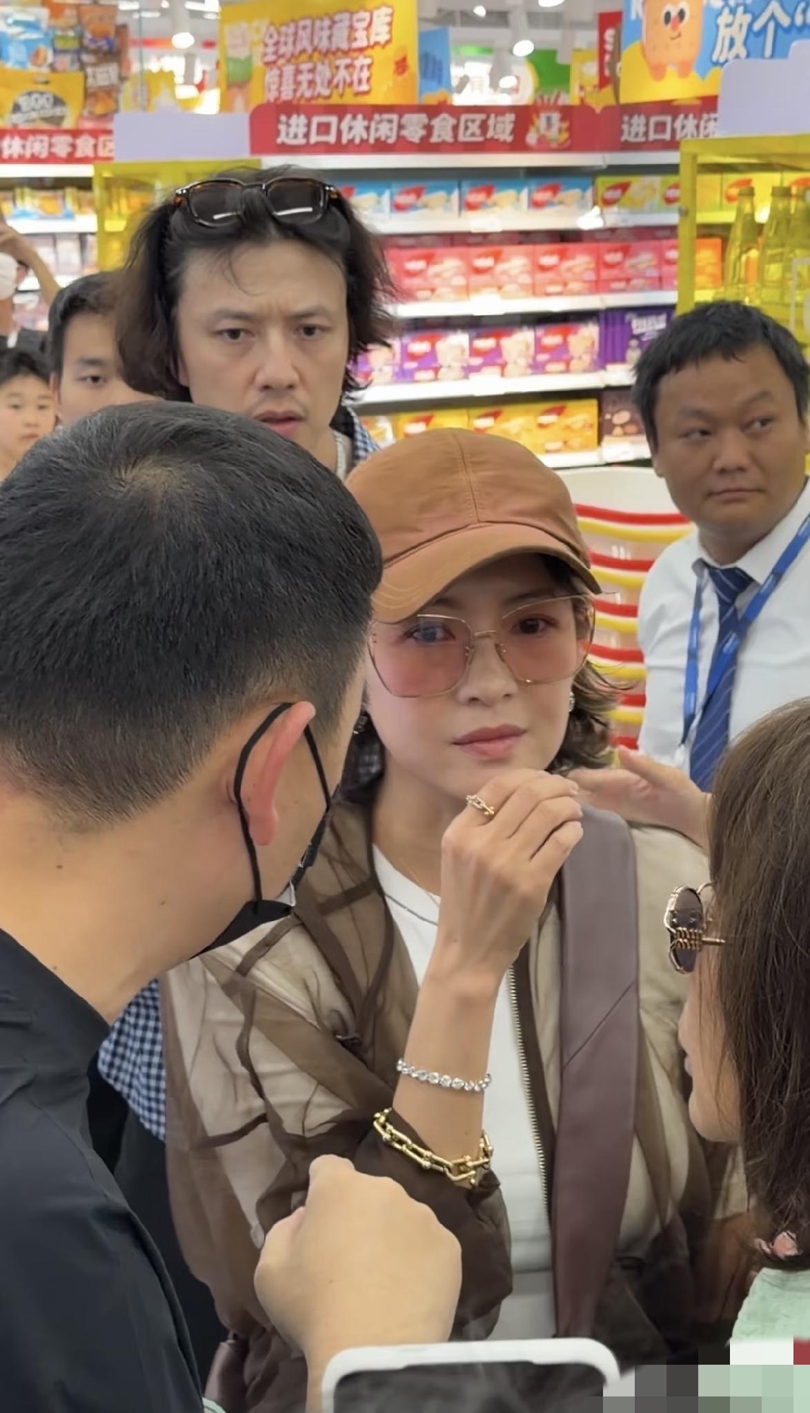 5月25日，章子怡现身长沙，衣品被吐槽很差，钻戒只敢戴在食指，走路像老太太又瘦又
