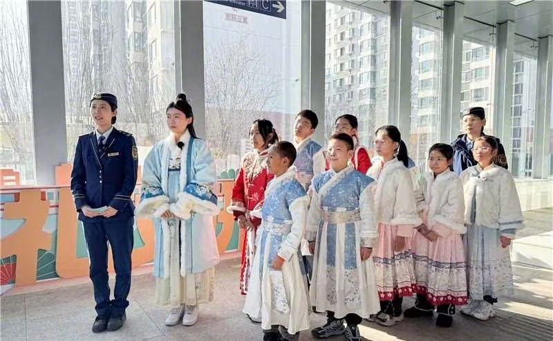新春将至，为弘扬中华优秀传统文化、丰富乘客节日出行体验，2月2日下午，天津地铁5