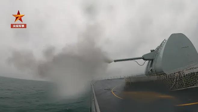 054B馒头炮开火画面
漯河舰这种新款的100毫米舰炮实弹射击，比原来76毫米的