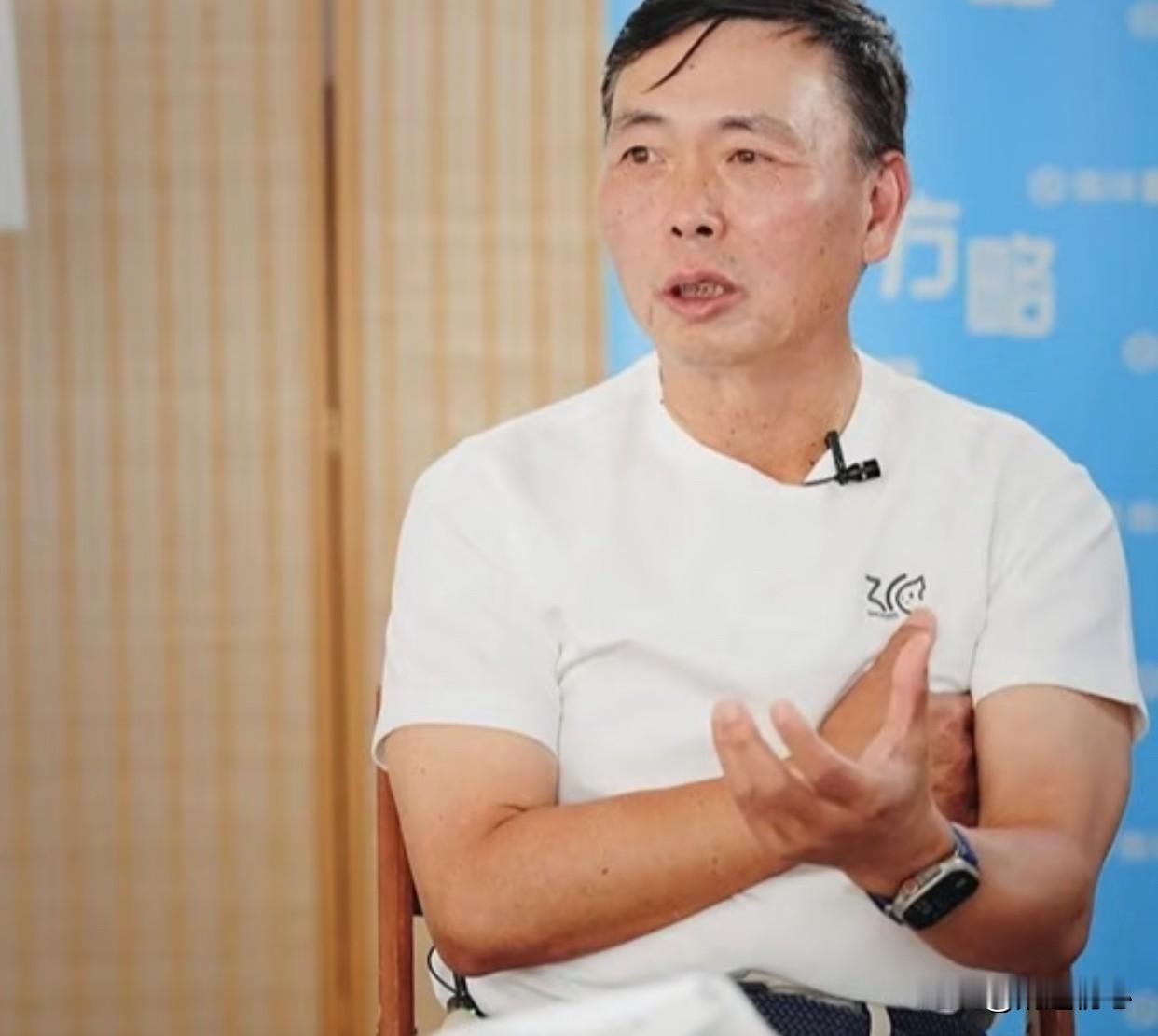 粉丝：老段你咋回事呢？
老段：不就是卖了点股票嘛
粉丝：你咋跟特朗普一个样呢
老