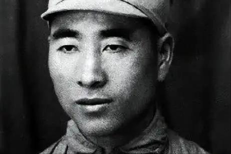 东北野战军司令员林总喜欢吃炒黄豆，无论是在紧张的战争年代查看地图，还是在平日里陷
