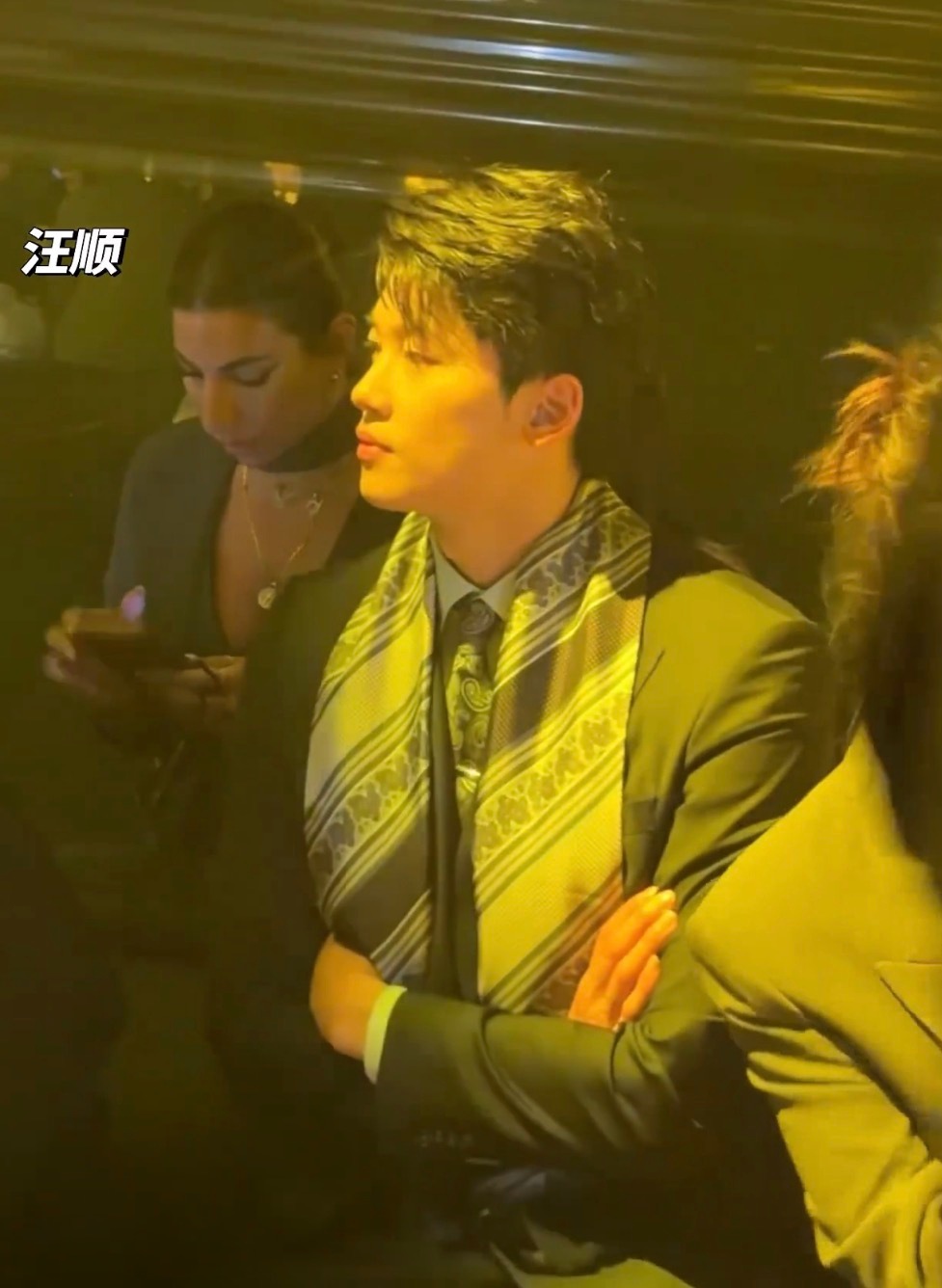 懂一下这个脸，再懂一下这个抖动的大腿 