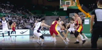 结束了！中韩男篮二番战末节开始刚刚一分钟，中国男篮表现最好的后卫程帅澎突入内线遭