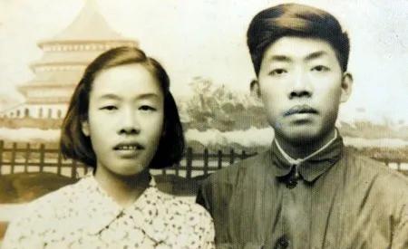 1949年，渣滓洞大屠杀中，盛国玉在枪响前倒地装死，不久，几个特务进来补枪，还用