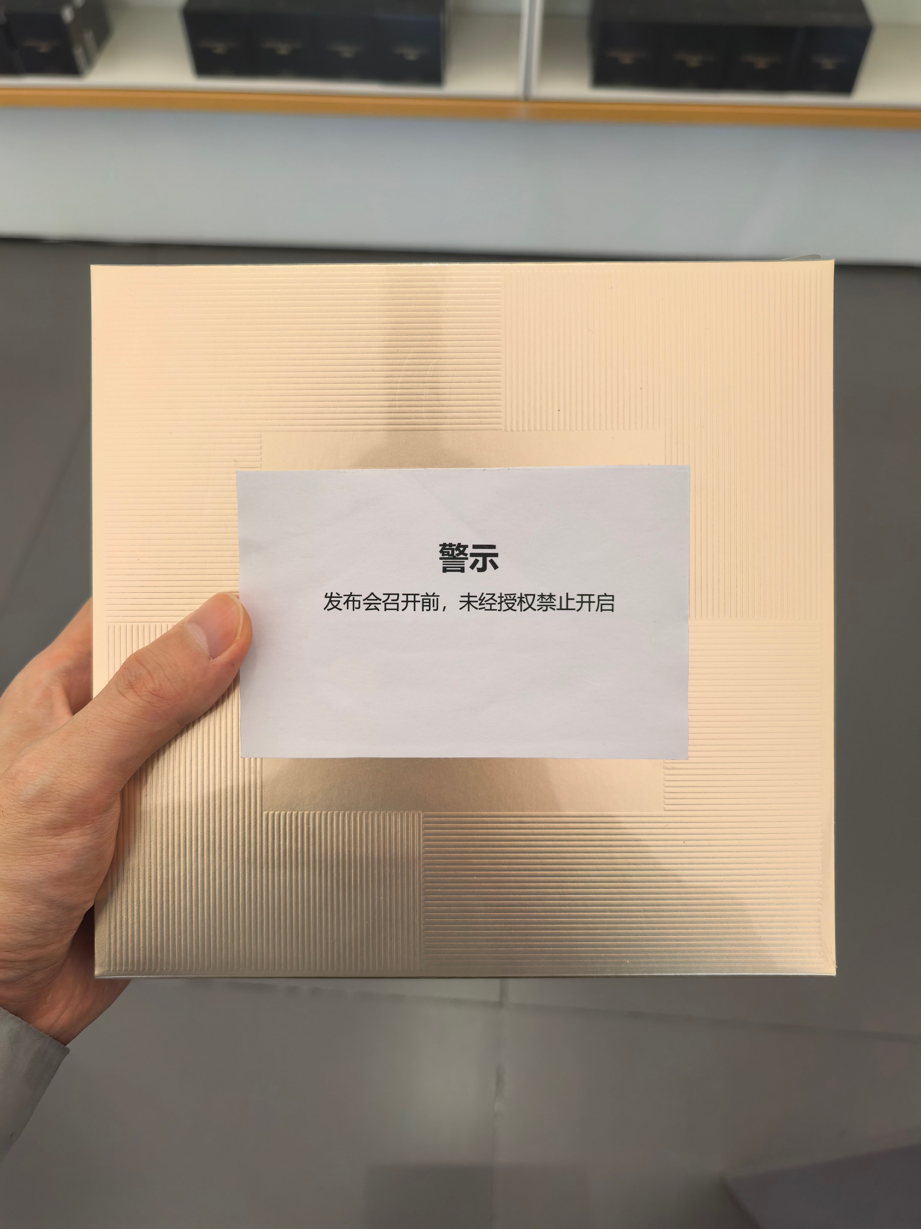 来了来了，曝华为全新大阔折陆续到店，有没有人和我一起去店里组团看看