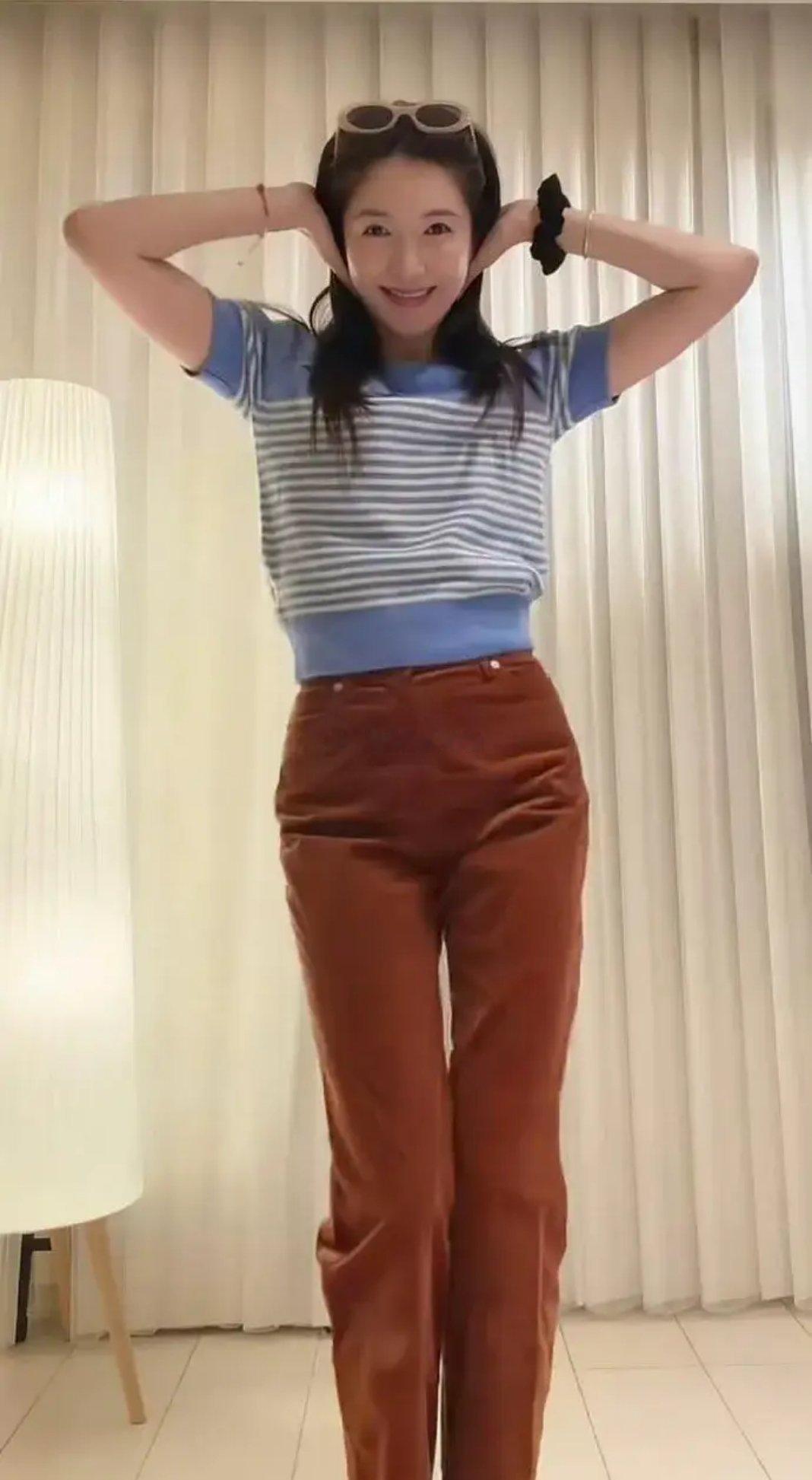 39岁江疏影跳手势舞：T恤+阔腿裤，减龄又高级，颜值依旧抗打 