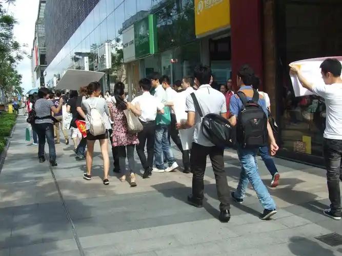 当明星当年混得有多惨，成龙被逼交保护费，梁家辉差点死在国外。
 
1992年，3