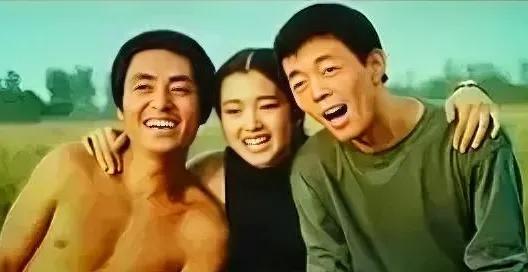 那时的他们，应该还没什么知名度，是《红高粱》，让他们大火。不过，有他们三个合作《