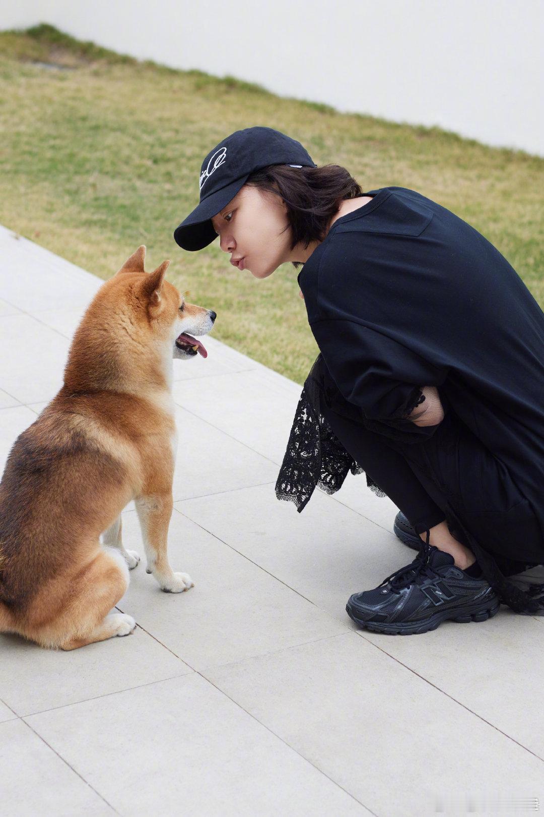 王珞丹素颜朝天辫  王珞丹晒出和家人的近照，“部分生活❤️和我爱的一切，好久不见