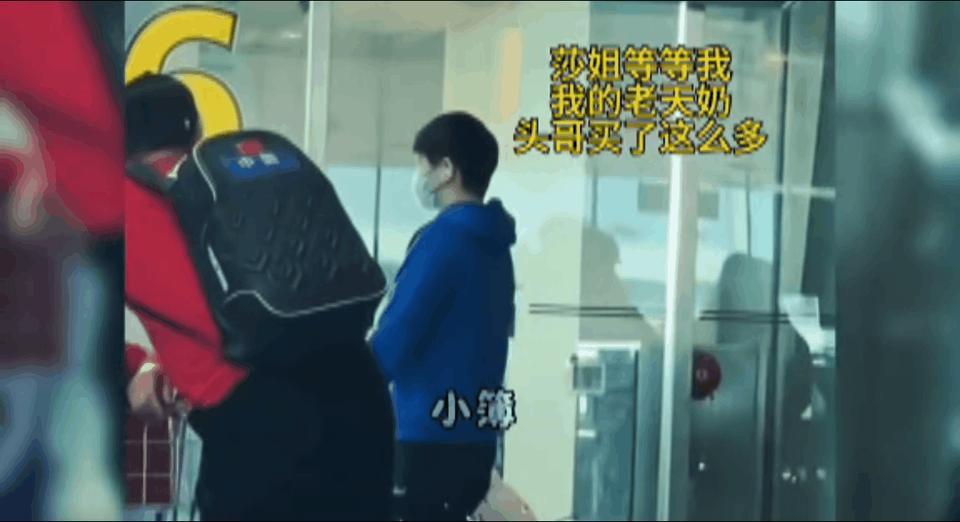王富贵果然是王富贵，
哪里挣钱哪里花，
看买的这一堆东西，
哪个队友过来都得看一