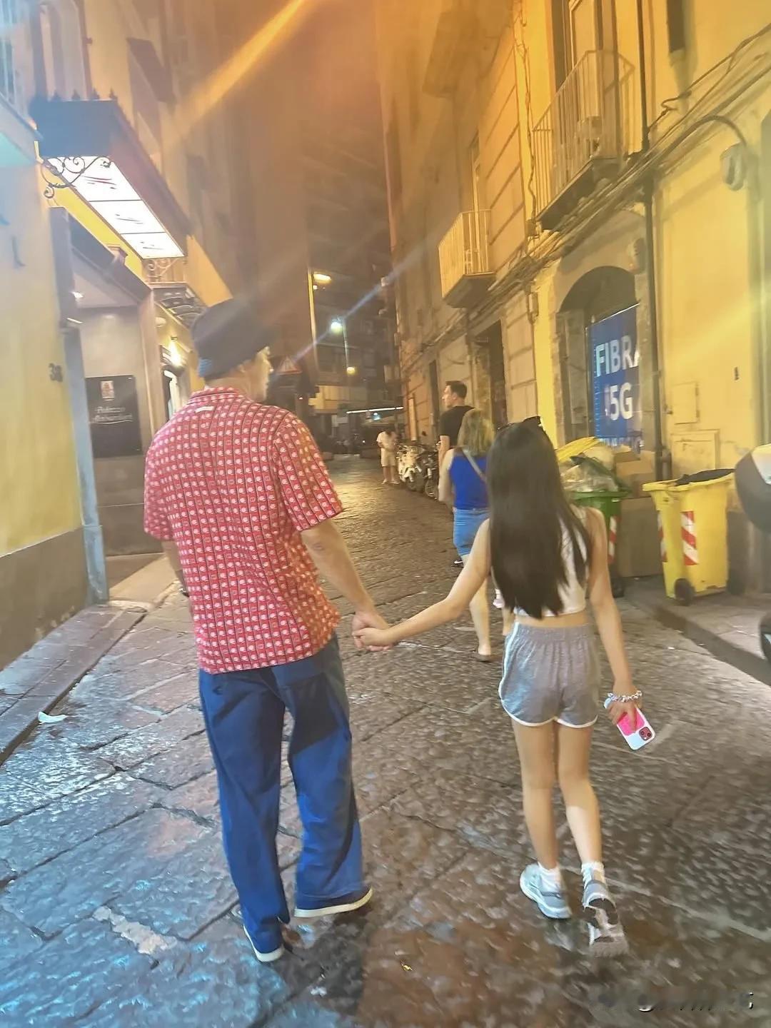 2日，演员权相佑的妻子孙泰英在个人Instagram上上传了多张照片。公开的照片