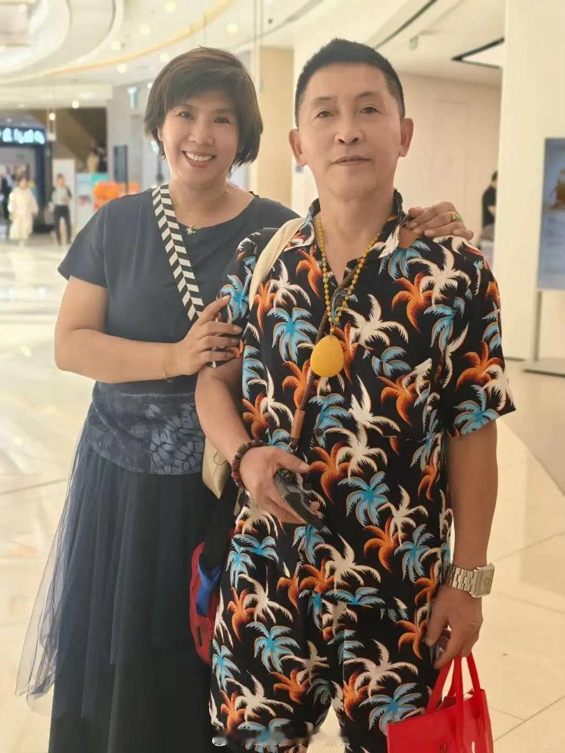 徐梦桃爸爸穿增高鞋三十年骗老婆姐姐当家没有狗血剧情，全是生活化的趣味爆料，桃爸这