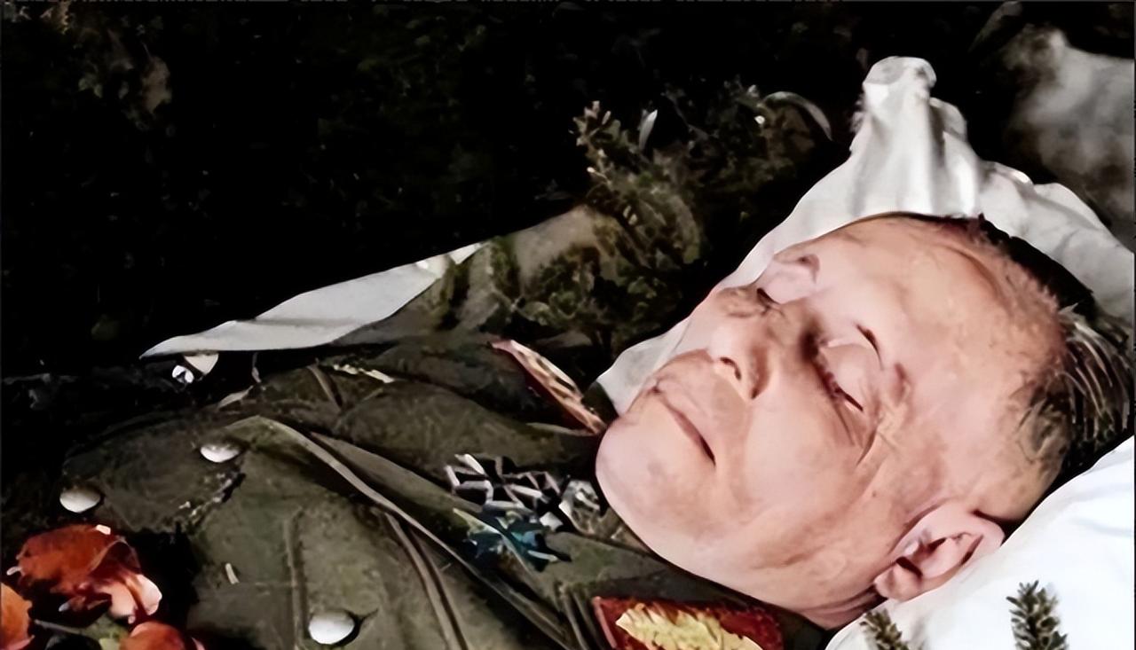 隆美尔被希特勒处决时，他单独把15岁的儿子叫到身边，对他说：“我将在接下来的十五