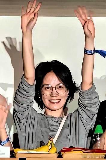 其实明眼人都看得出来，
王菲没有那么爱谢霆锋。

​你看王菲，
一辈子就生了两个