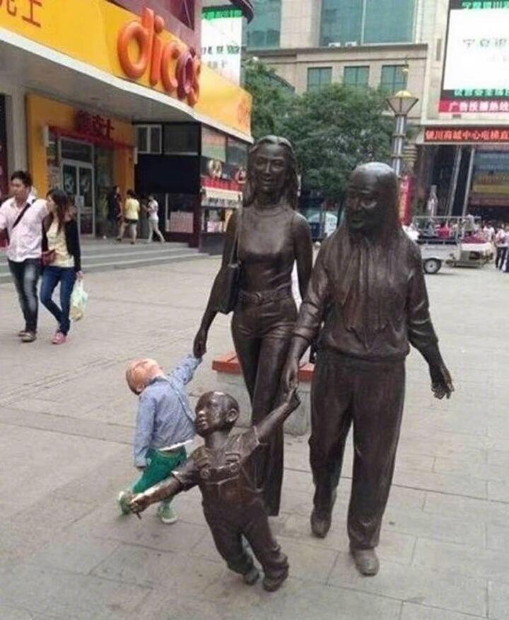 外出游玩跟雕像的各种奇葩互动方式 ​​​