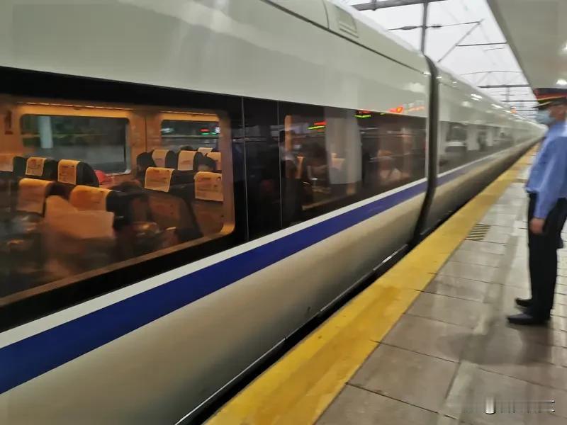 尊敬的乘客您好，您乘坐的高2025次列车即将到站，请您收起回忆，调整好心情，准备