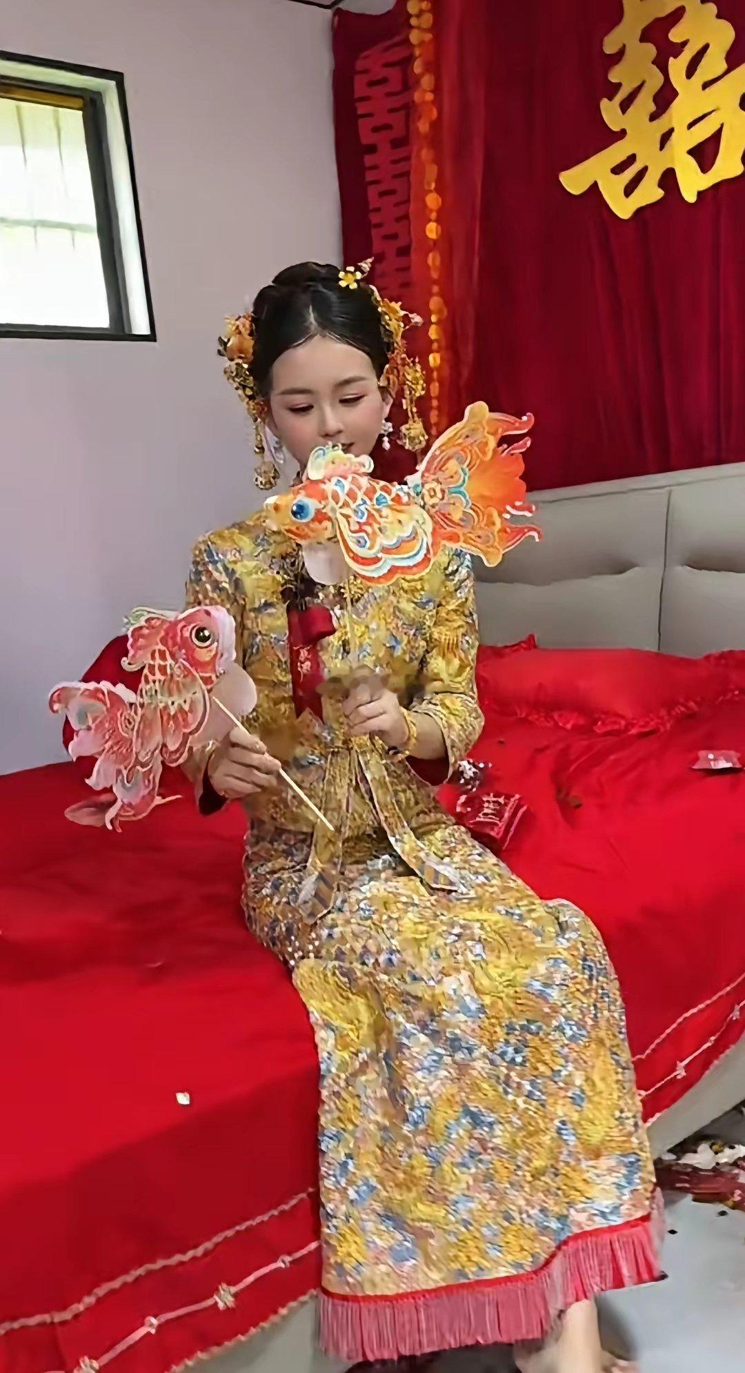 新娘长得太小巧可人了吧新郎是怎么把这样的女生追到手的 ​​​