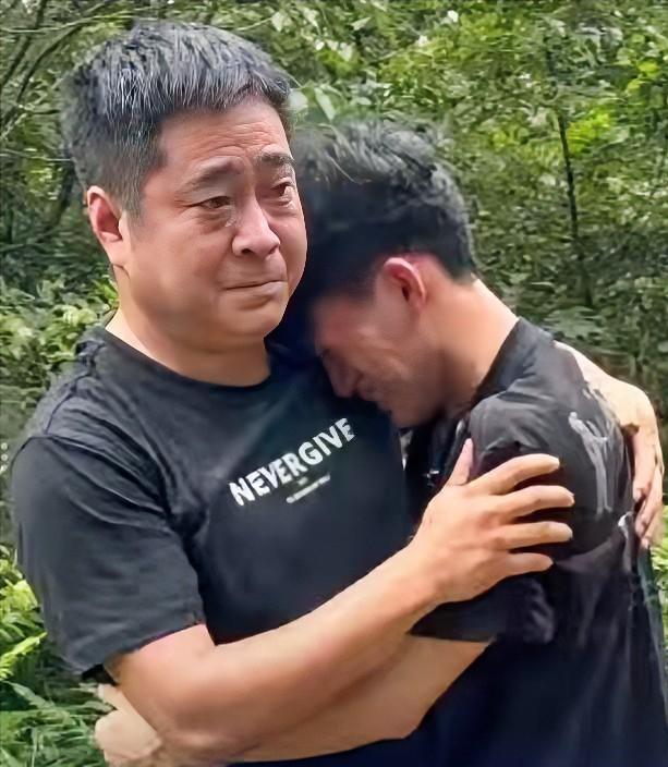 高考结束后的一个普通祭拜场景，却让无数网友红了眼眶。

今年6月，湖南茶陵的颜仟