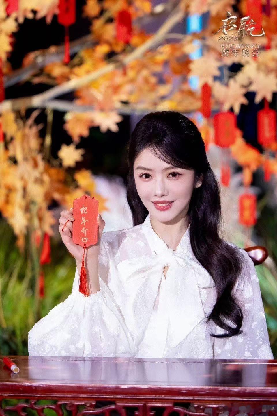 蔡文静2024最文静的造型  天啊！2024的蔡文静真的美到我的心巴上了呢，这文