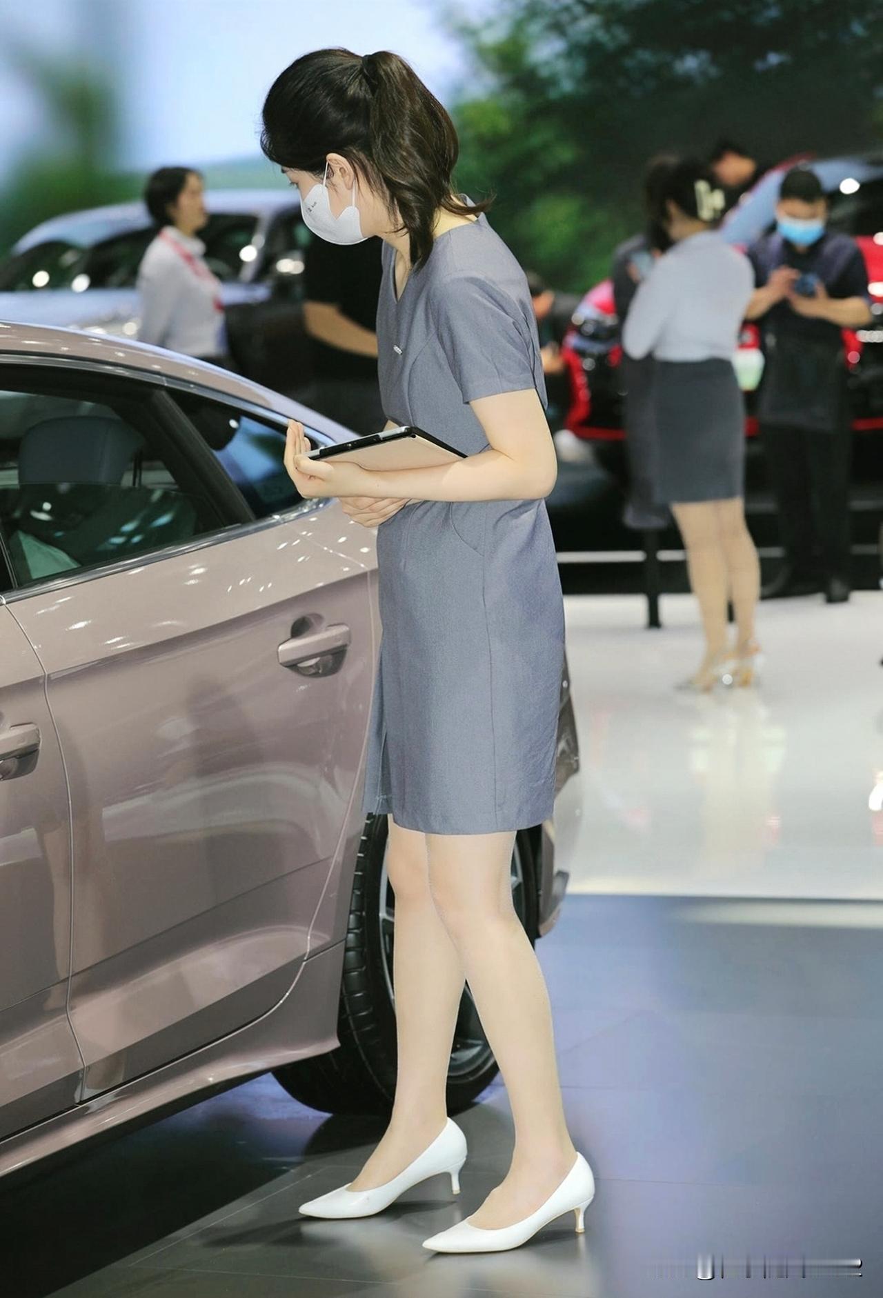 优雅车展穿搭指南，时尚与科技的完美结合