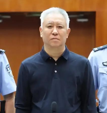 人在牢里，账在外面：许家印重大资产被挖出，186.5亿转给了“重庆李嘉诚”
 