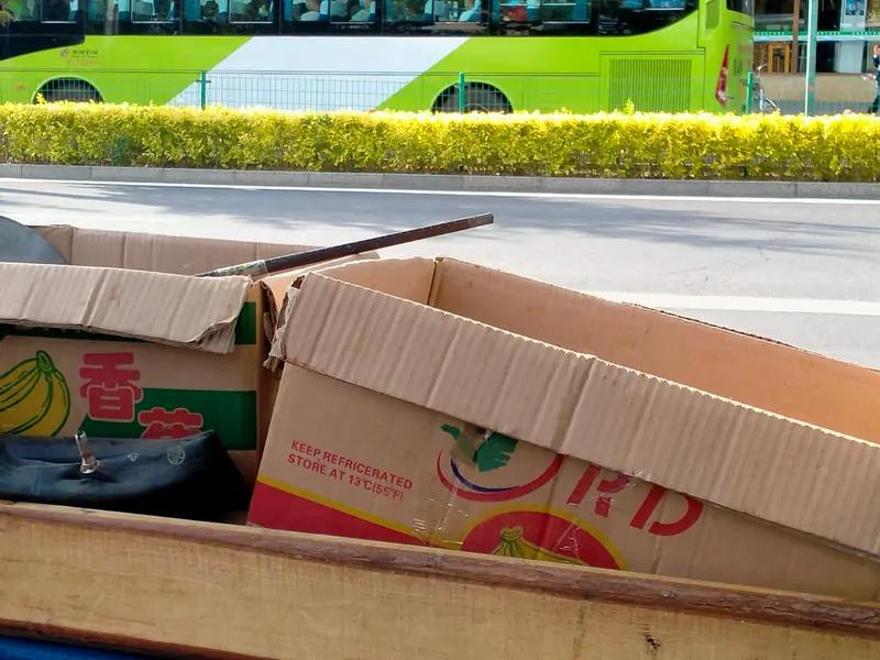 卖废品纸箱子丢人吗? 卖废品纸箱子一点都不丢人！我有个朋友是实体经营者，网购多了