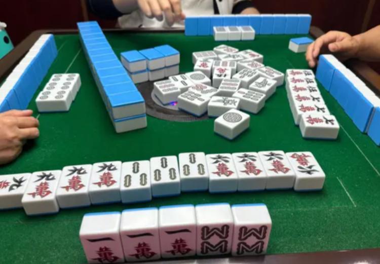 上周末回老家，路过村口棋牌室，以前人声鼎沸，现在冷冷清清。老板坐在门口刷手机，见