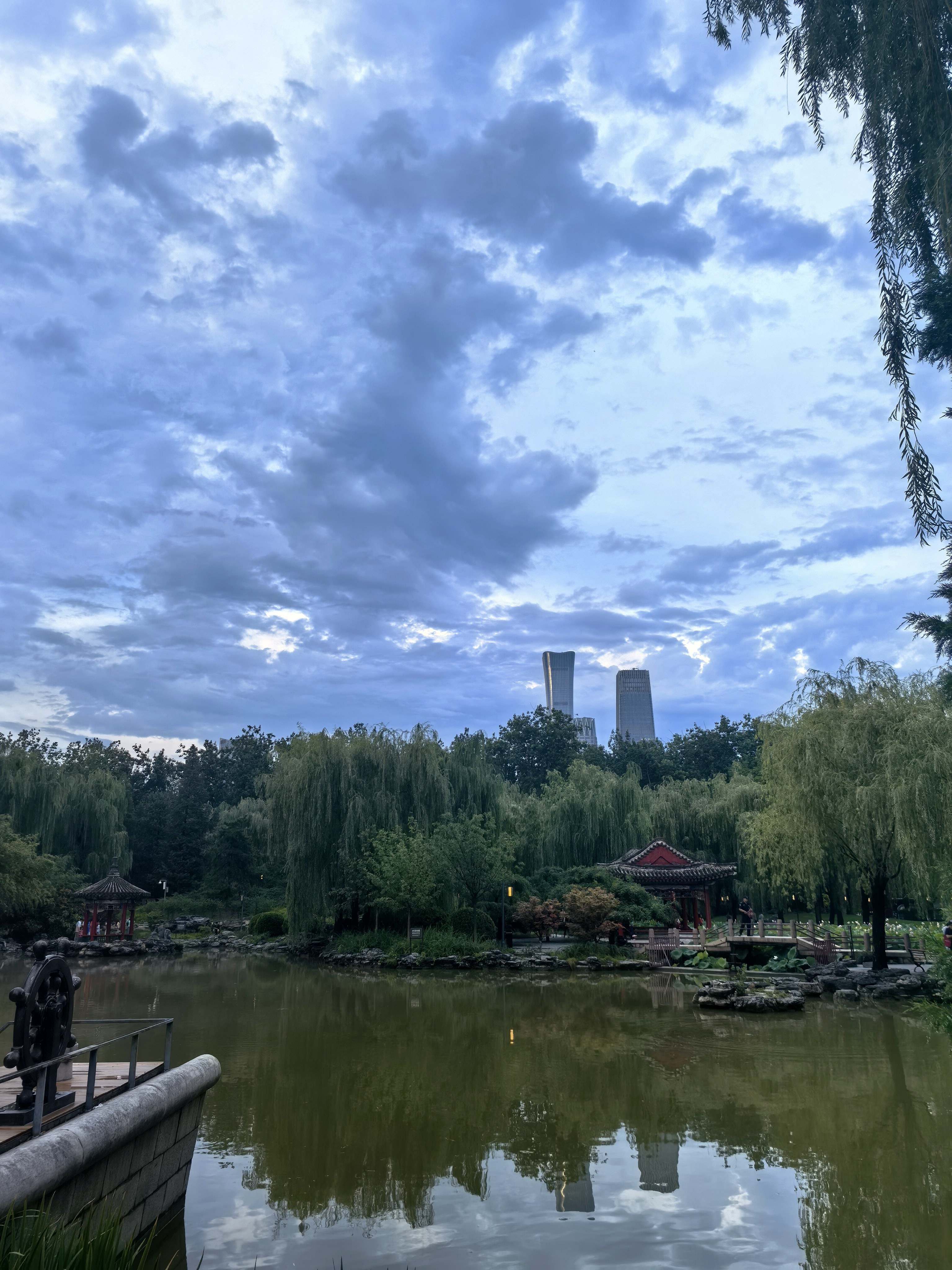 刚下过雨，空气特别好，健身步道上全是人，原本我还以为今天人能少一点呢 北京·日坛