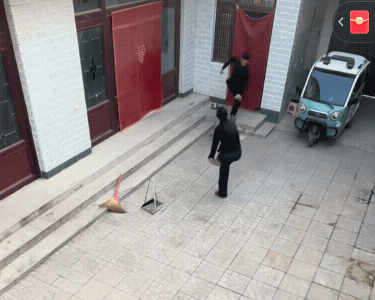 女子脚趾踢伤，痛的单脚跳着哀嚎，没想到老公出来后，一个动作就让她哑口无声，彻底忘