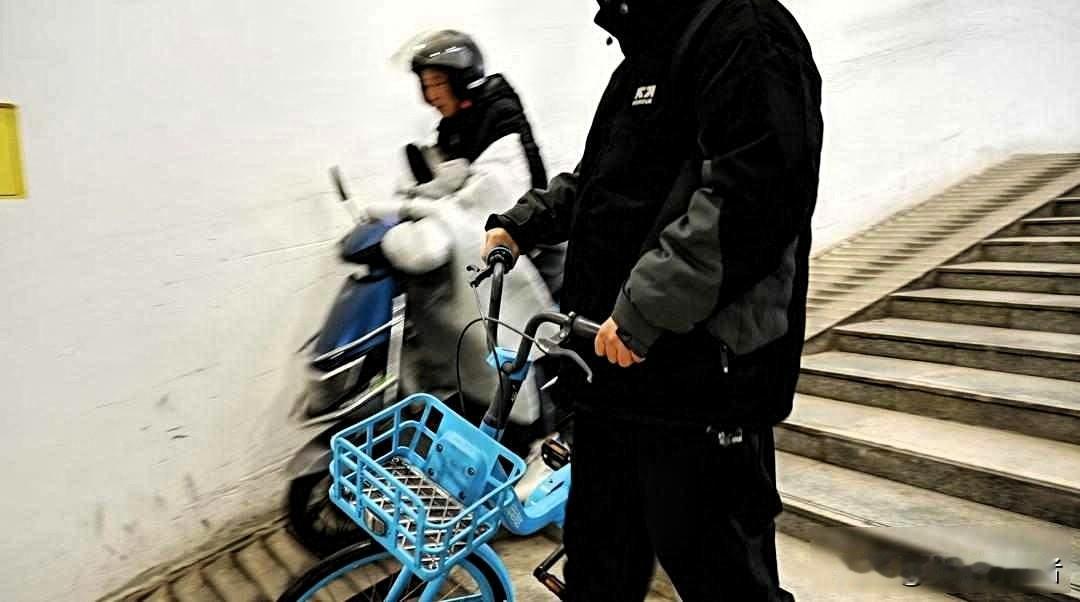 上海外卖小哥摔跤频发，坡道标牌成摆设，二十年设计漏洞何时终结？

我常走的三泉路