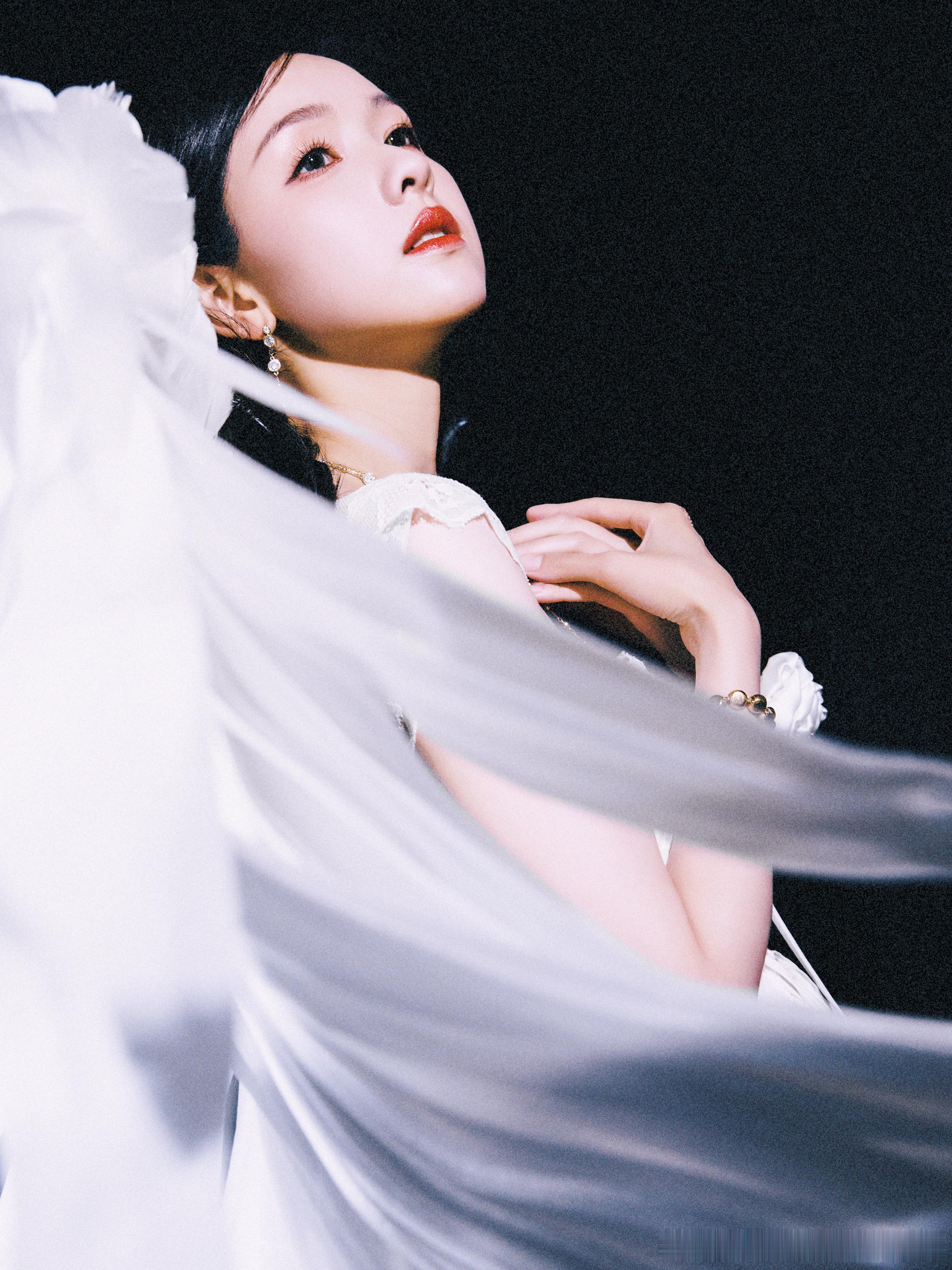 #陈都灵爱豆妆造##陈都灵摇滚天使造型# 陈都灵在《天赐的声音》中的形象大突破！