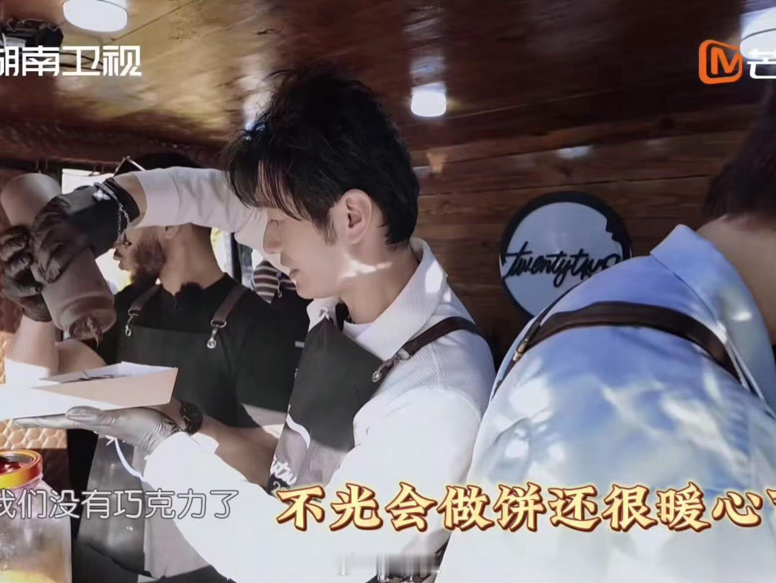 看黄晓明做饼突发饿疾被黄晓明做的饼狠狠拿捏了！看着面团在他手里变成喷香大饼，肚子