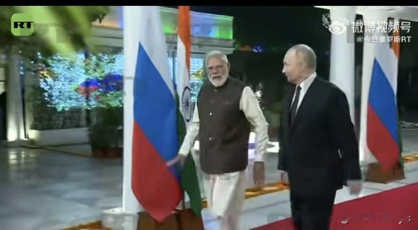 俄罗斯总统普京和印度总理莫迪抵达印度总理府，双方将在此出席非正式晚宴。
场面隆重