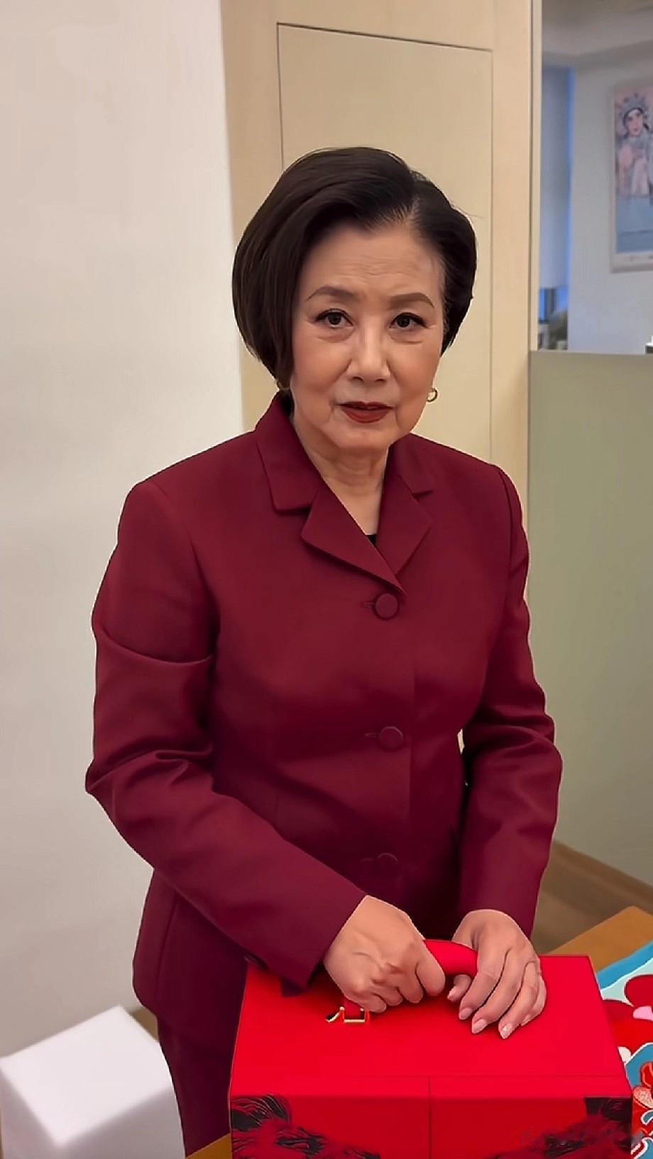 阿姐越老越靓！[比心]80岁有这个精神体态，活到一百没什么问题的汪明荃