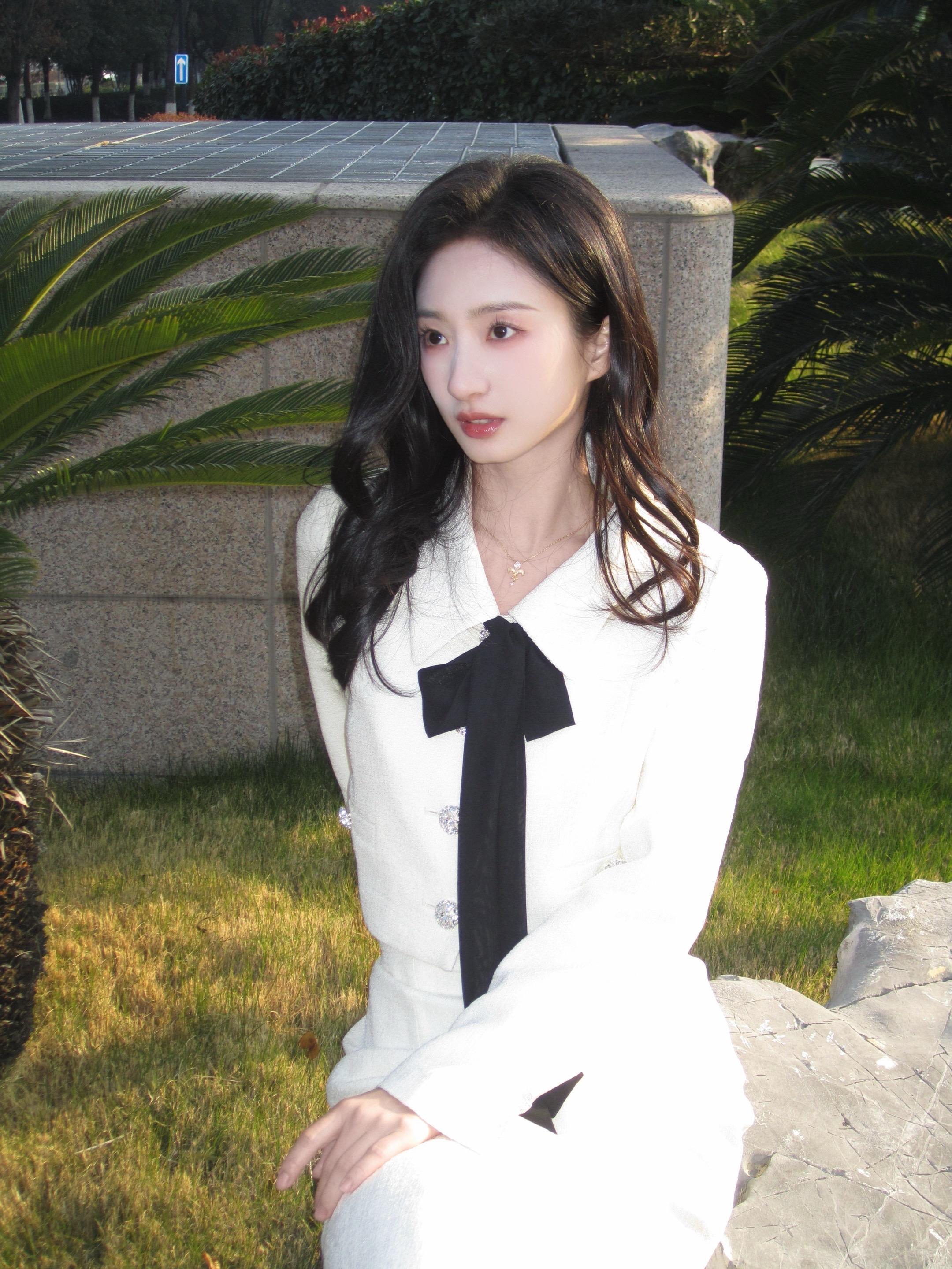 “听说，那个傅太太的背景不容小觑”