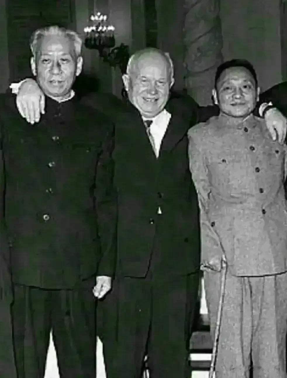 这三个人，中间那个可能很多人不认识，他就是前苏联领导人赫鲁晓夫。在毛主席的眼里他