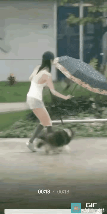 看看这位妈妈给孩子照顾的简直无微不至，她宁可自己淋雨，也要把伞举到孩子头上，而且