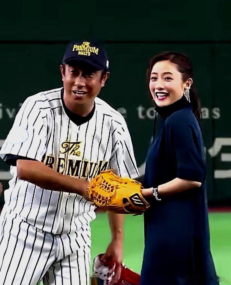 棒球新赛季，请来了大明星石原里美开球 