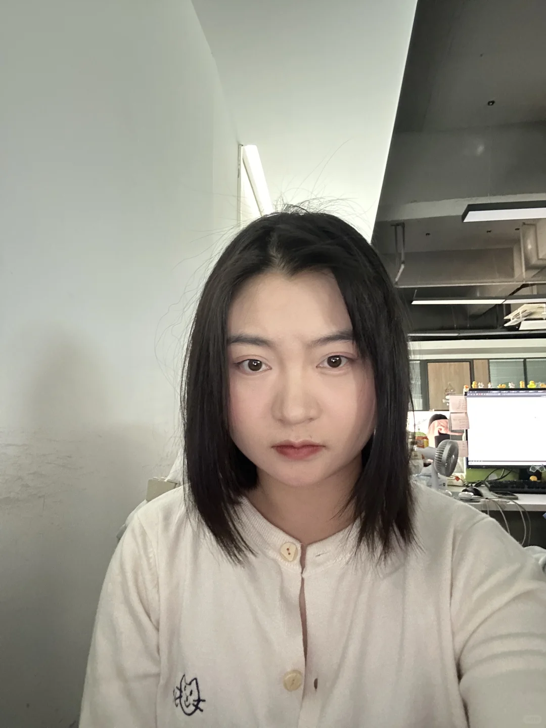 刚到工位的牛马 目前看着不是很疲惫