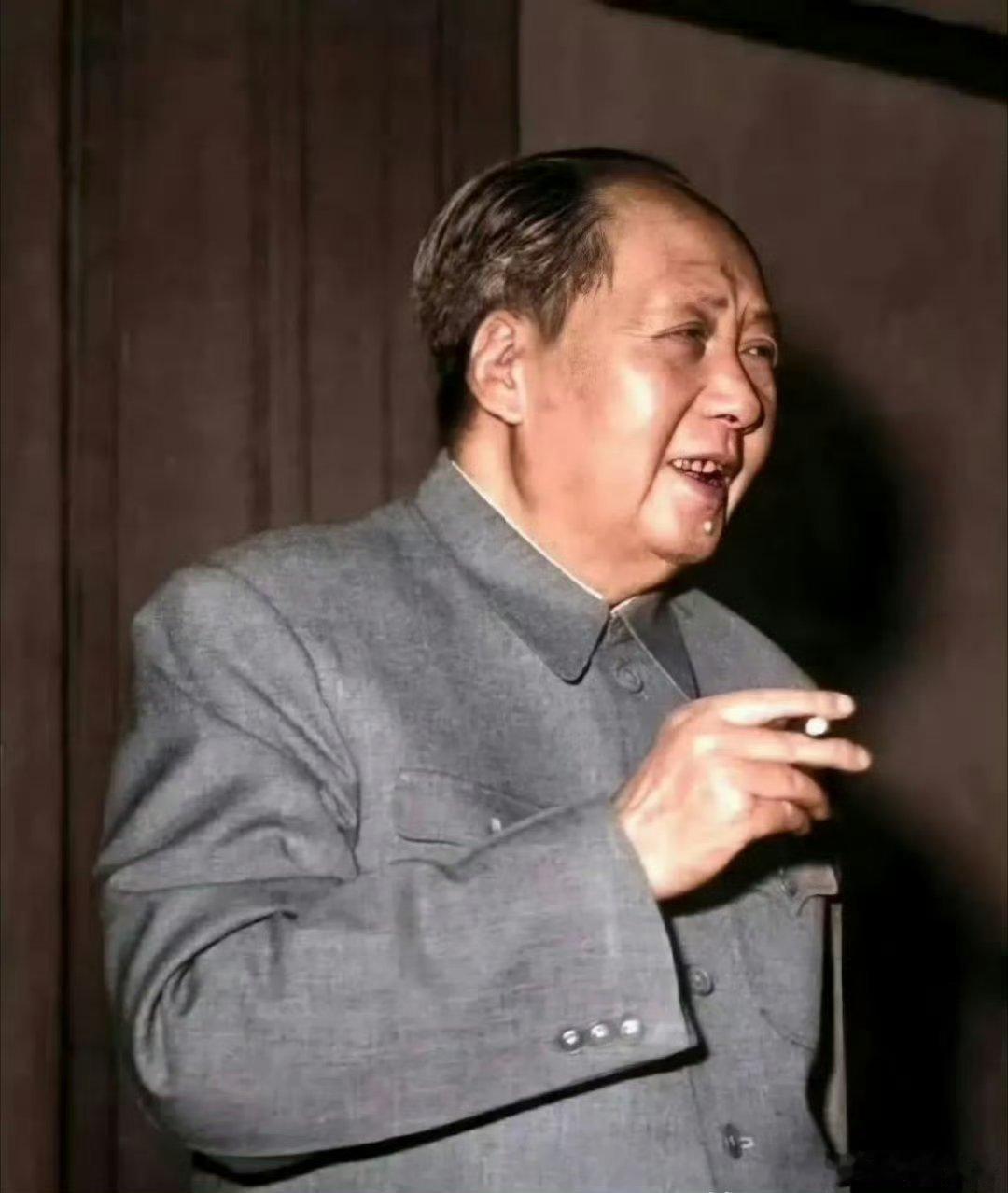 他，才是伟人。对敌人，金钢怒目、霹雳手段；对百姓，悲悯仁慈、菩萨心肠。 ​​​