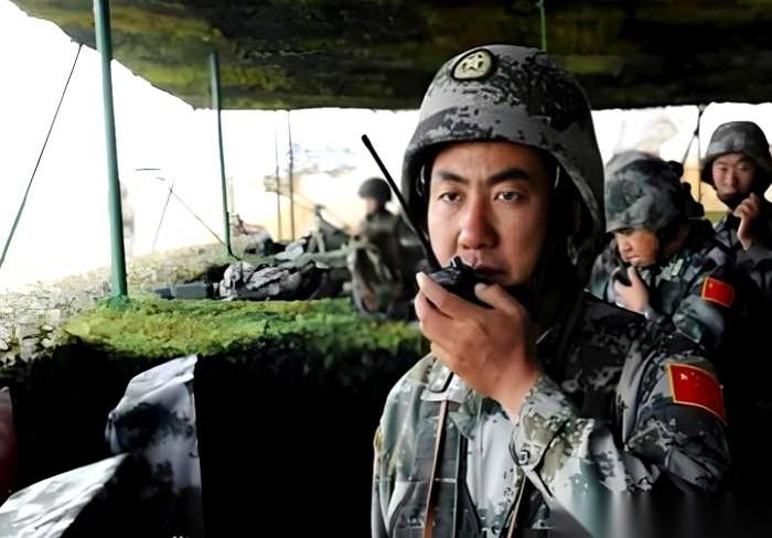 有外媒放话：“一旦开战，中国军队会溃不成军。”
理由就一个，戳着我们脊梁骨说：“