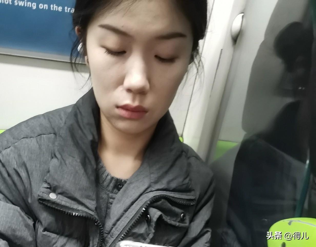 北京地铁上的姑娘，准备坐地铁去国贸上班！实在话在地铁上的姑娘，只要是白白净净的，
