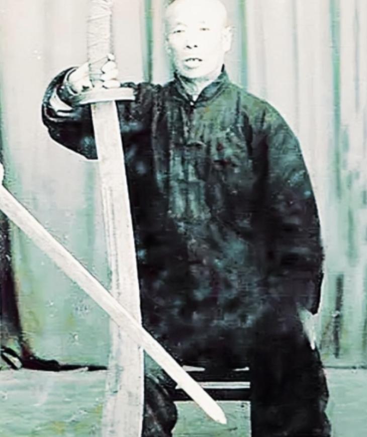 1944年，日军抓来34个年轻女子，企图侮辱，让一个年近80的病老汉看守，老汉点
